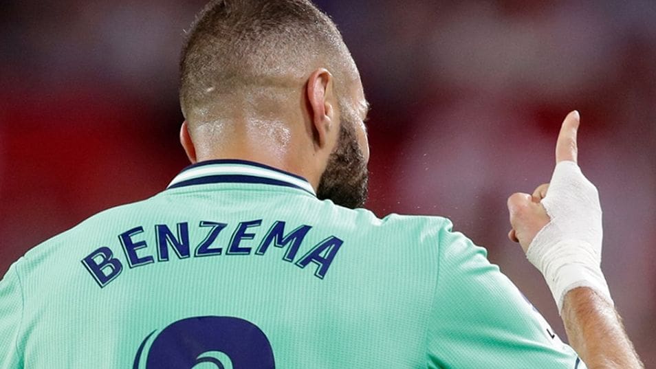 Egymilliárdos kocsi mellett rejtélyes üzenettel sokkol Karim Benzema – FOTÓ