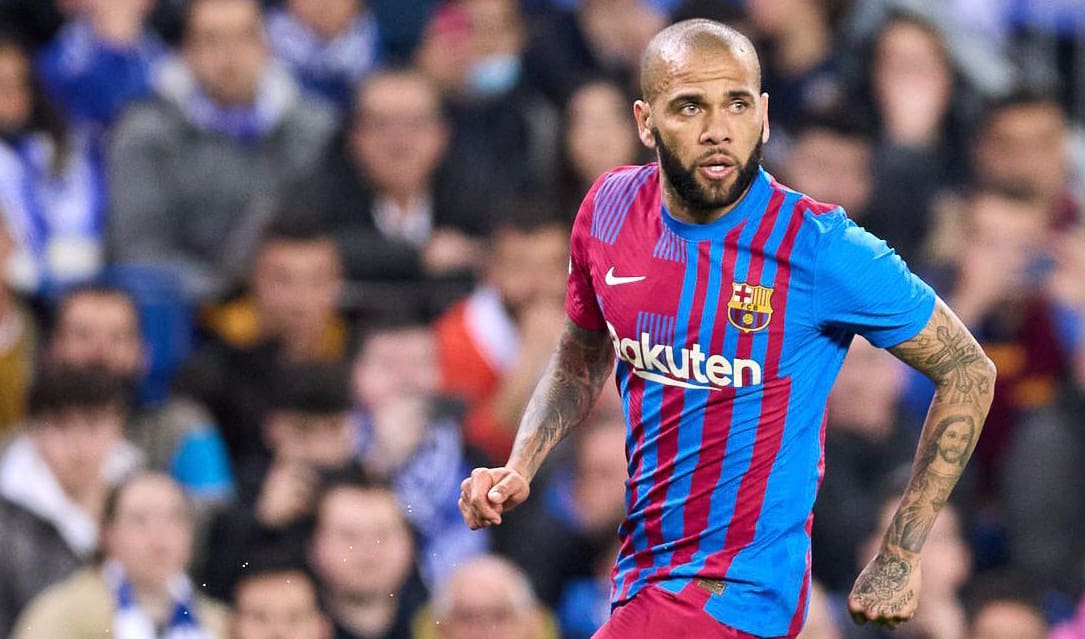 A Bola-szenzáció: 42 évesen visszatér a pályára Dani Alves