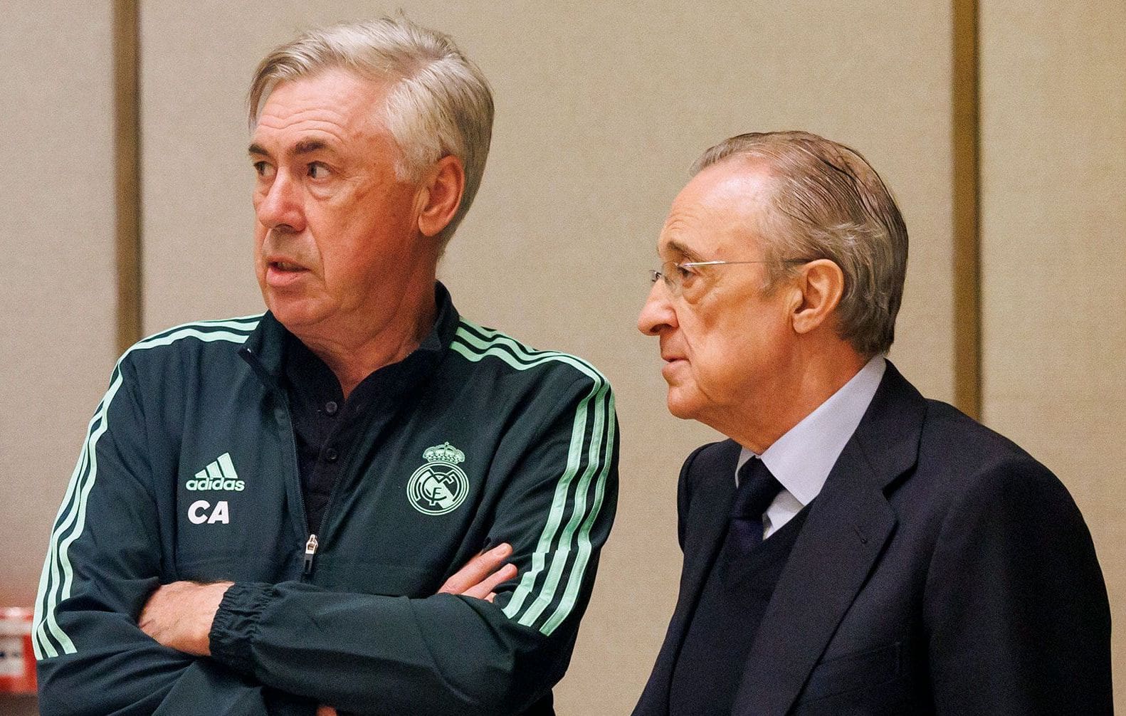 Három név az asztalon, a Real Madrid átigazolási listáját olvasgatja az egész világ