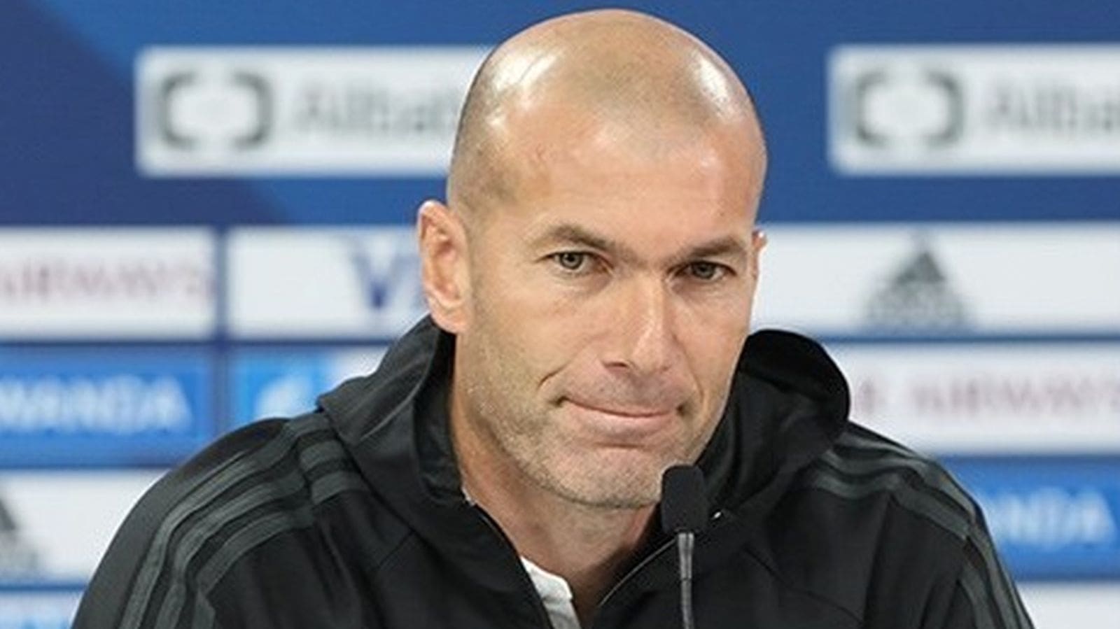 Zinédine Zidane a francia válogatott helyett sztárcsapat kispadjára ülhet