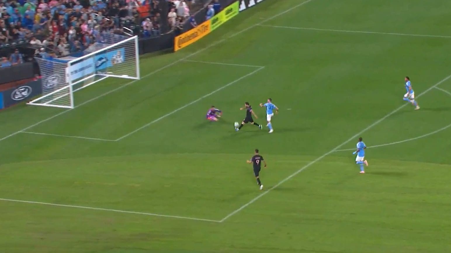 Újabb ellenfelek idegrendszerét tette tönkre Lionel Messi – videó