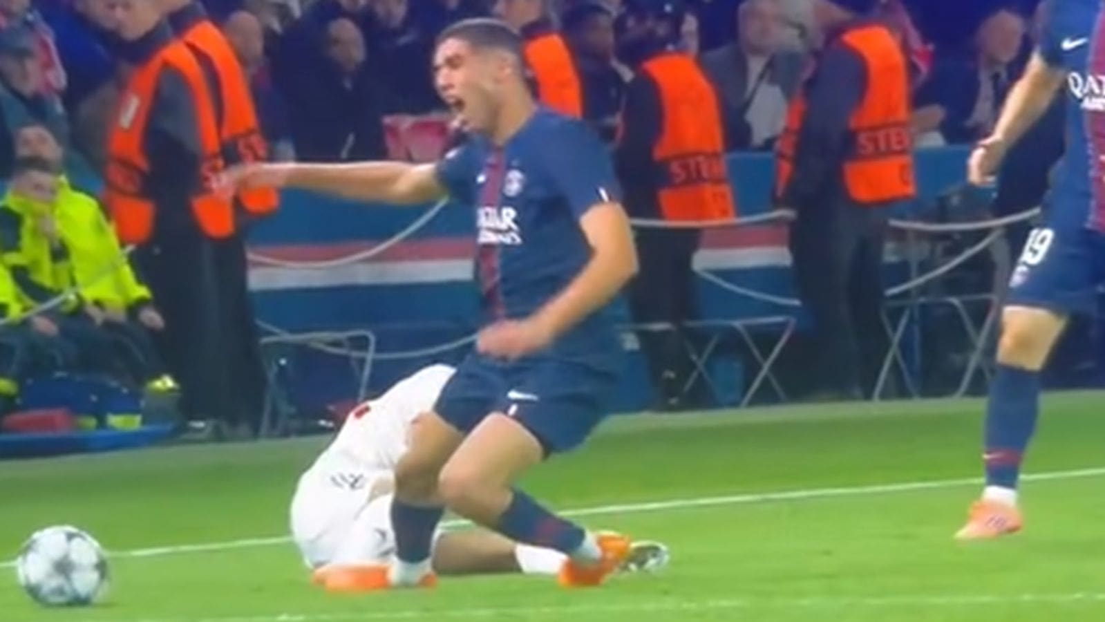 Bayern München: Luis Díaznak elmentek otthonról, agyonrúgta a PSG világklasszisát