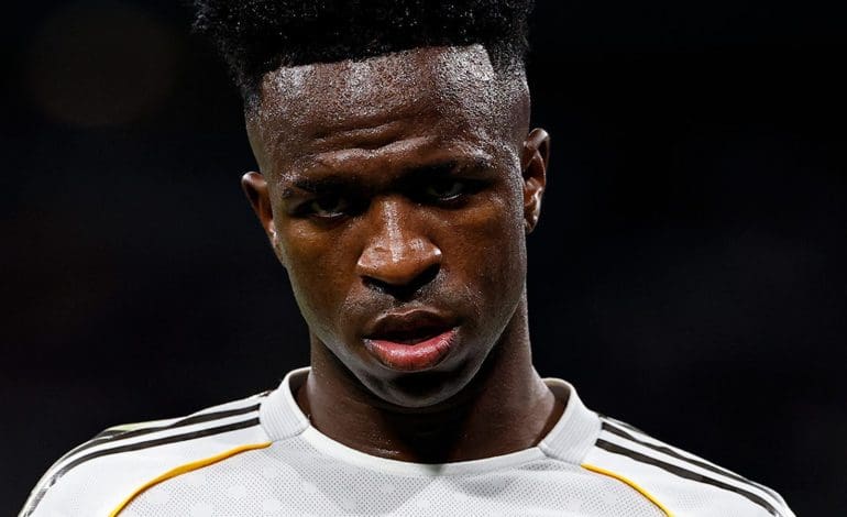 Csak pislogunk, milyen transzparenseket kapott Madridban Vinícius Jr. és Mbappé