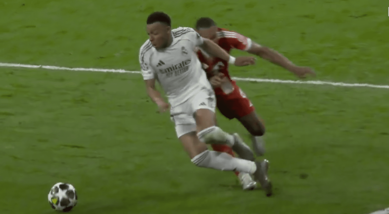 Botrány a Bernabéuban: megúszta a kiállítást a Bayern München védője?